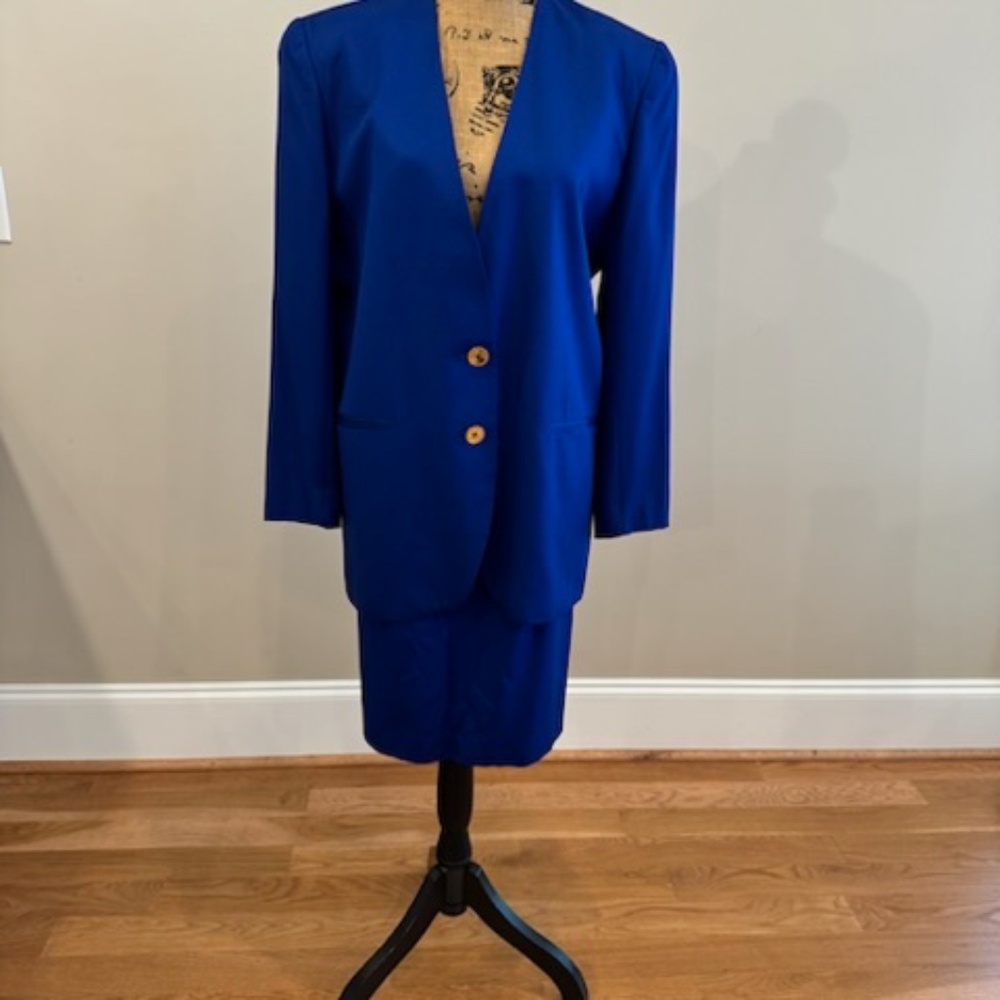 Jones New York Women’s vintage cobalt blue suit jacket and skirt size 10